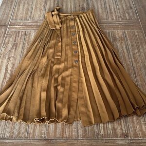 Maxi pleated skirt.